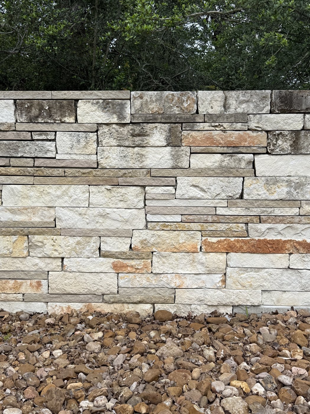 Rusted Earth mixed with Castle Grey in a 2-4-6 pattern, set in tight horizontal courses over a river-rock bed