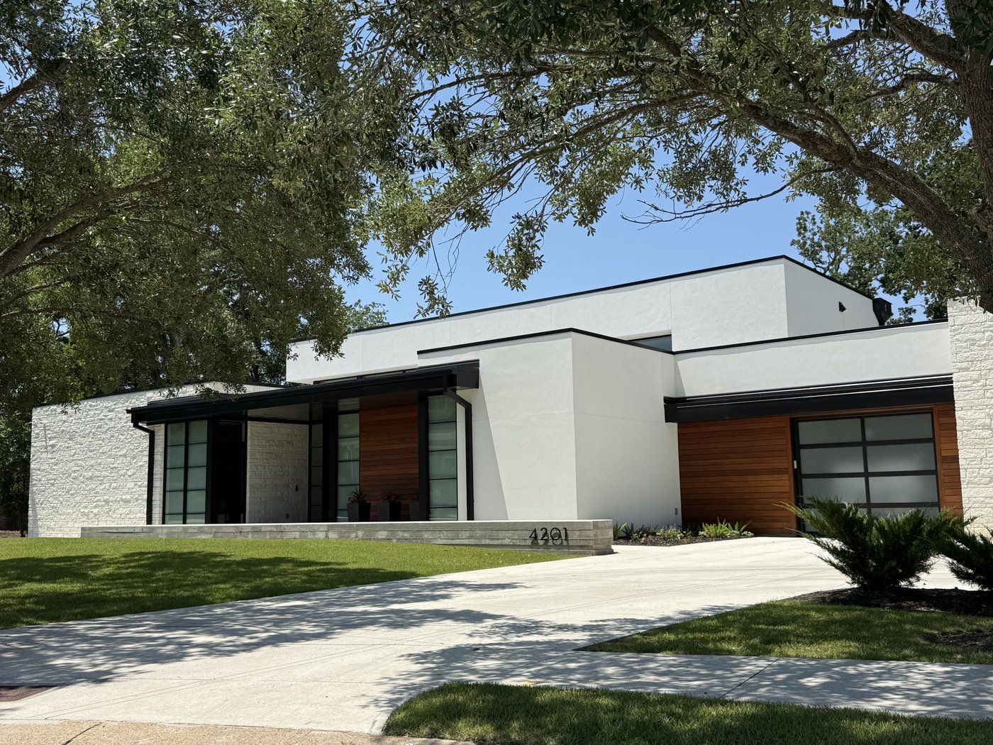 Modern residence — Austin White 4-6-8 facade
