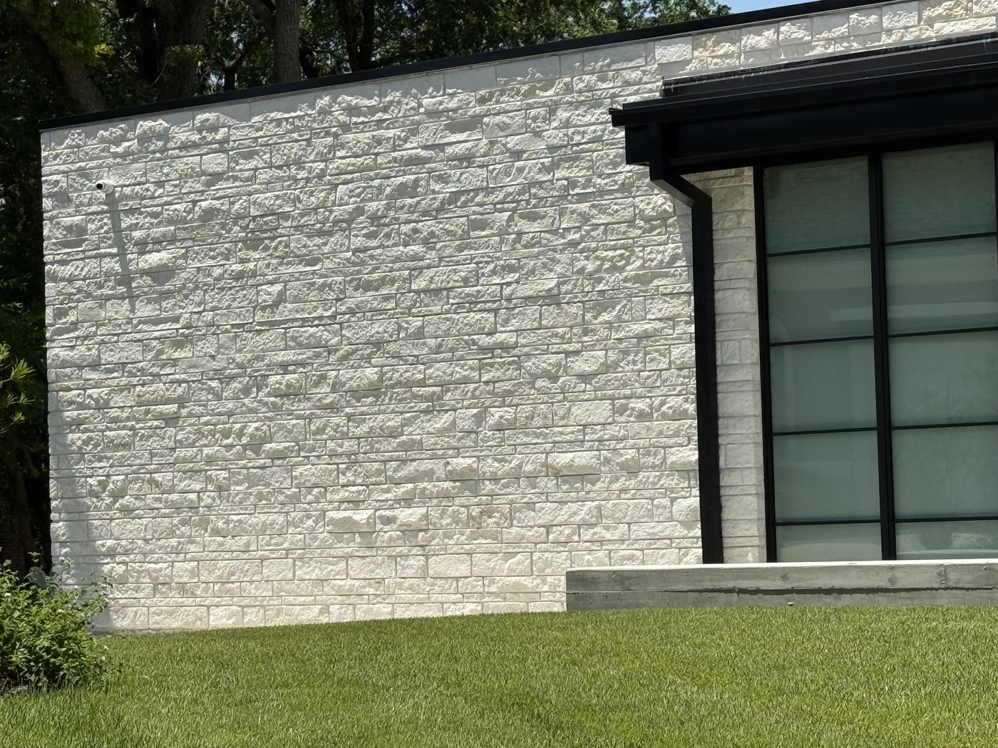 Austin White laid in 4-6-8 ashlar pattern — side wall close-up