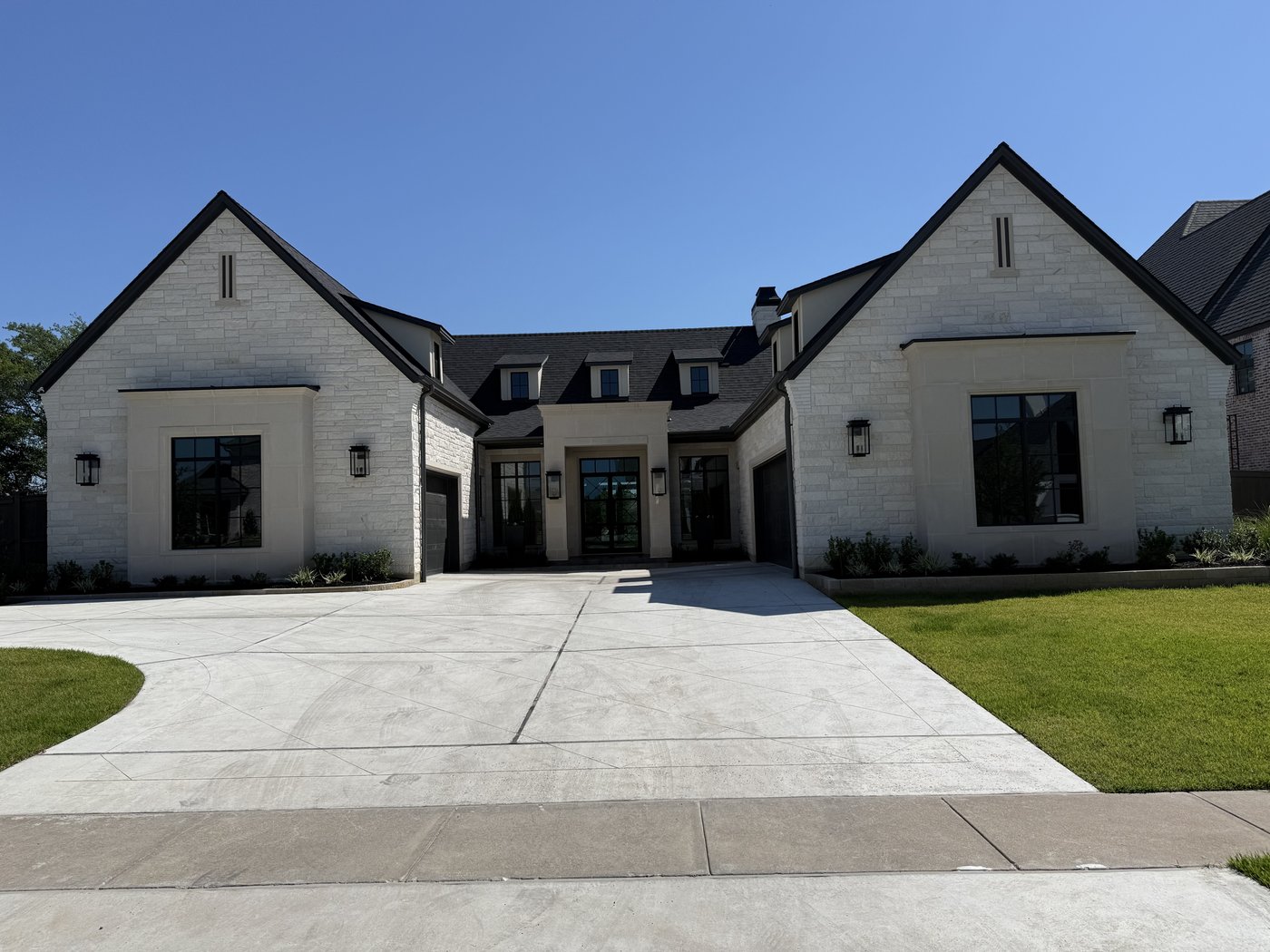 Twin-gable modern residence — Austin White 4-6-8 dimensional ashlar with longer-length pieces
