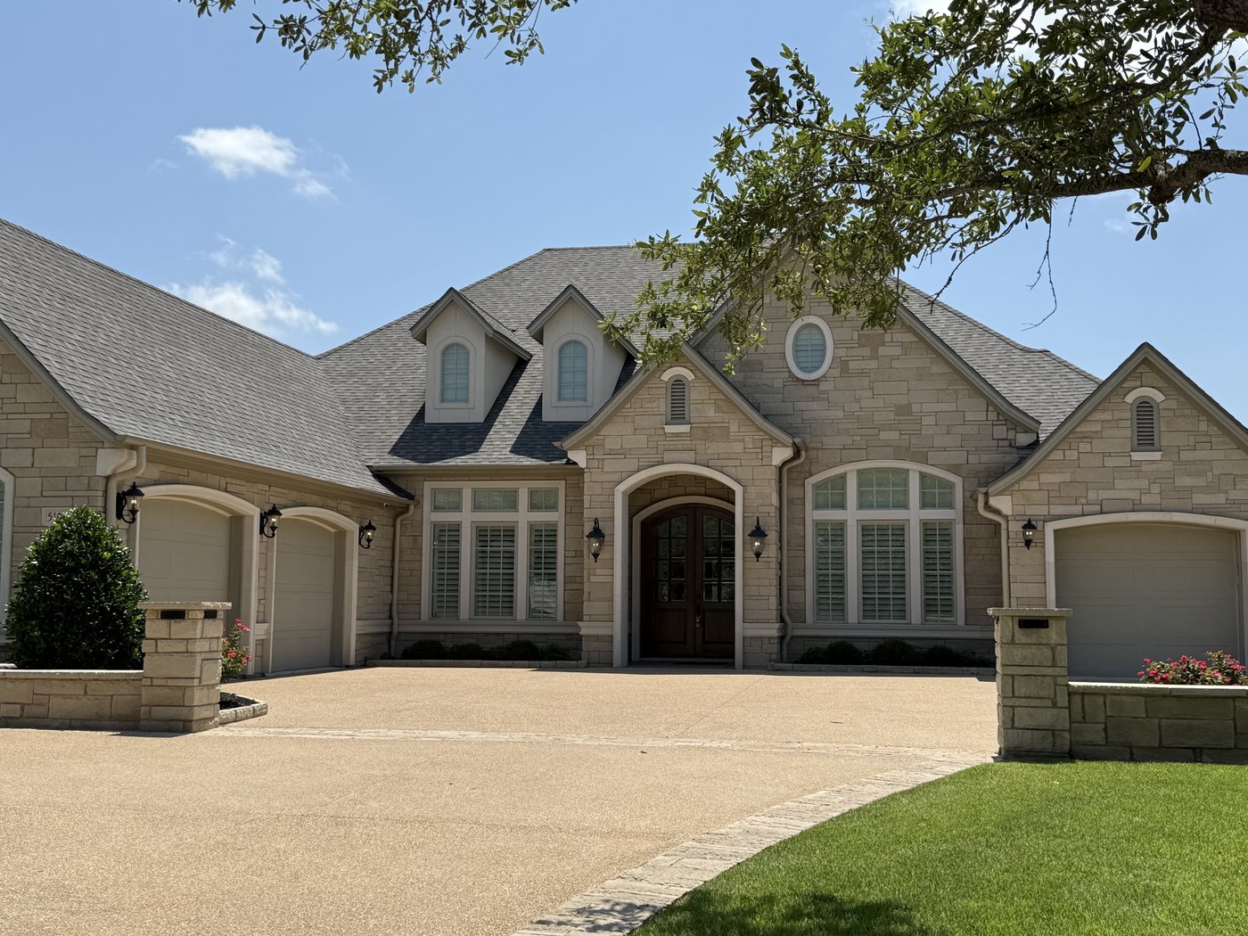 Castle Grey 2-4-6-8 ashlar with sawn ends on a French country residence
