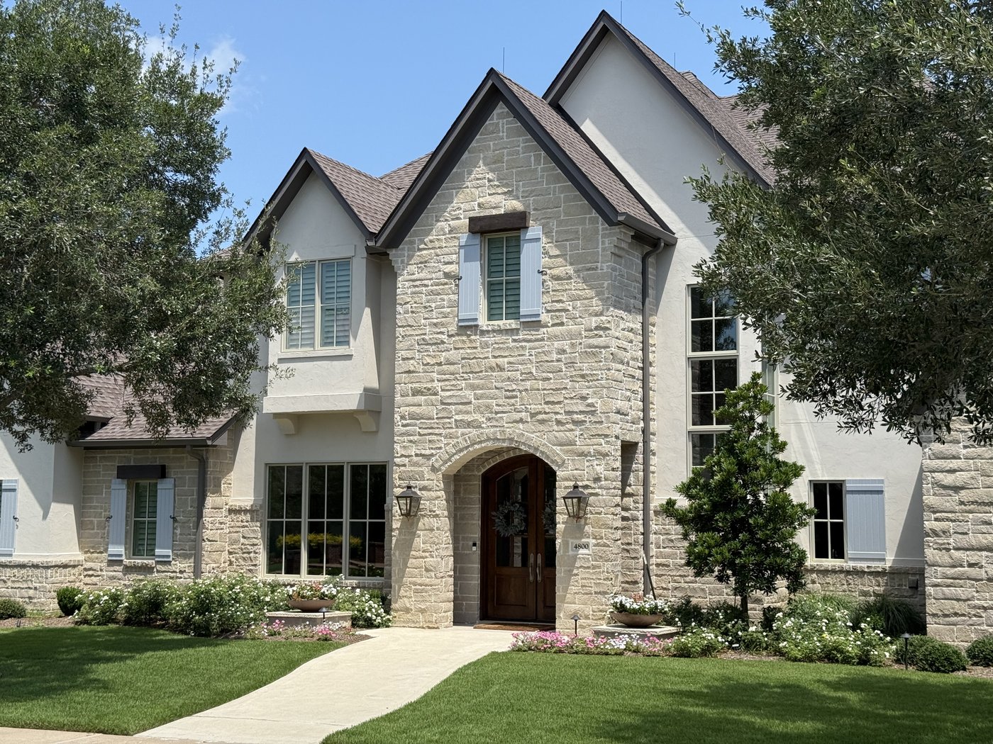 Castle Grey 4-6-8 ashlar on a Tudor residence — front entry