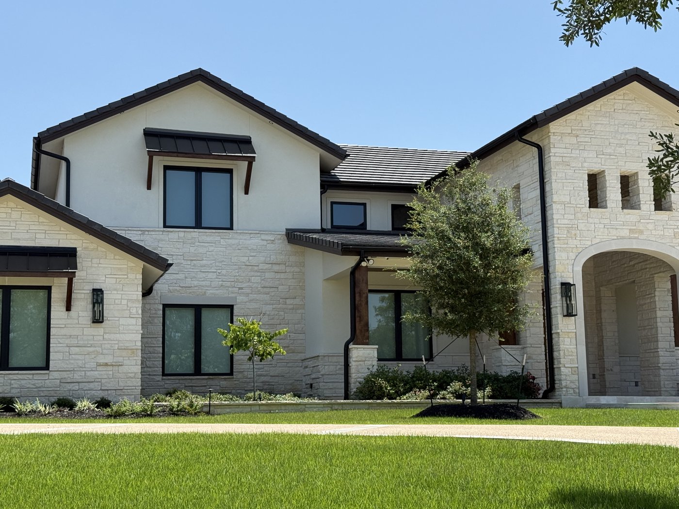 Hill Country residence — Cordova Cream 2-4-6 dimensional ashlar, side wing detail