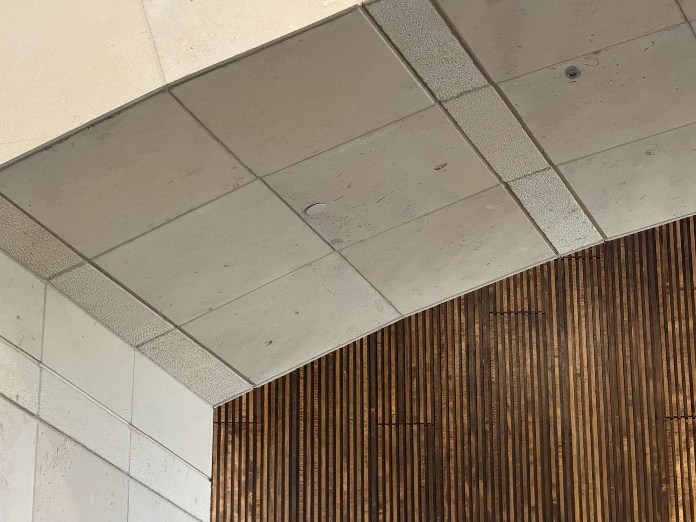 Crescent Cream curved ceiling with bush-hammered border panels
