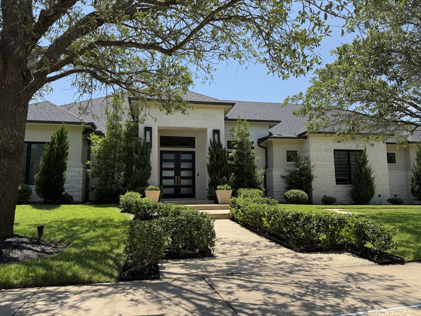 Texas residence — 4-6-8 cream dimensional ashlar laid in courses next to Crescent Cream architectural panels