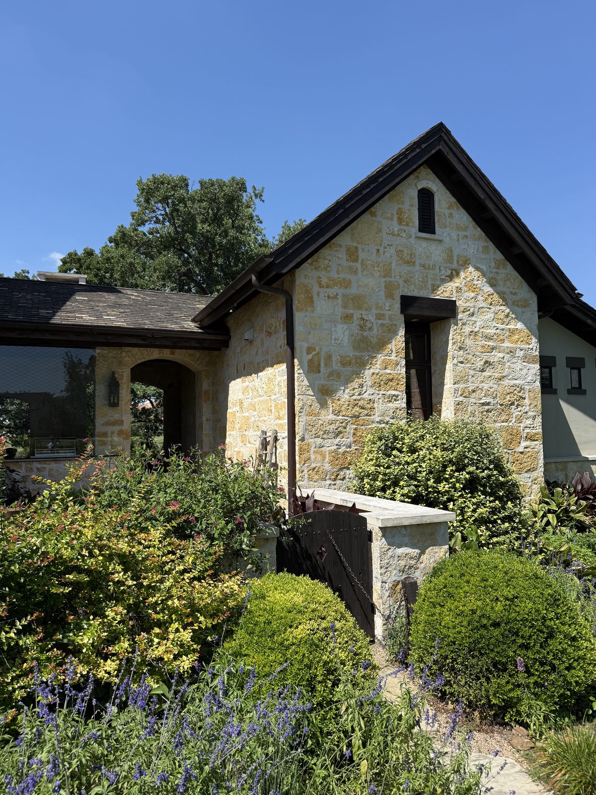 Hill Country residence — Rattlesnake Chop random ashlar gable corner showing oversize feature blocks set among the smaller stones