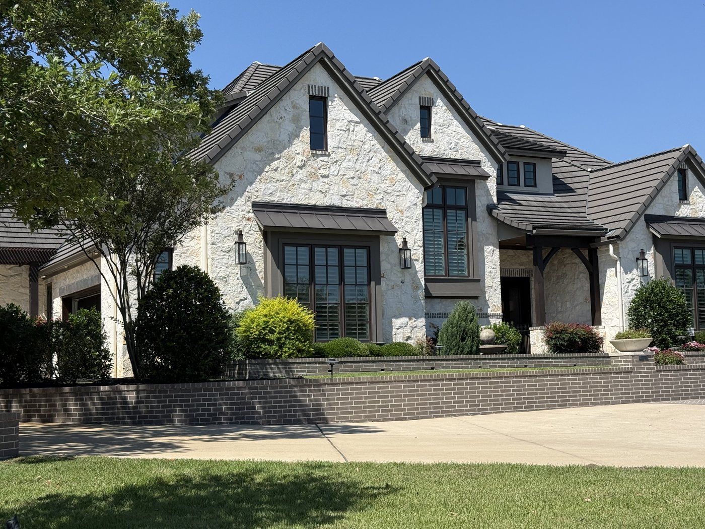 Steep-gable residence — Shell flagstone in a natural-cleft pattern wrapping the front facade